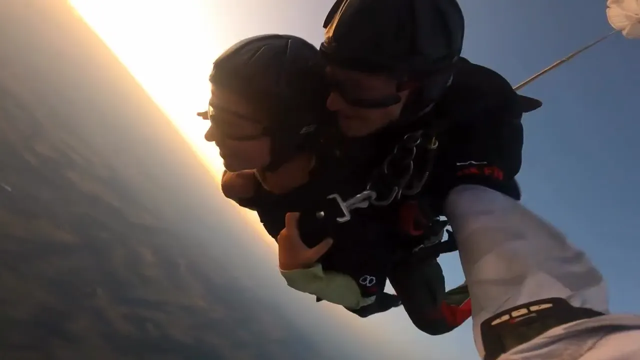 Tandemsprung im freien Fall über den Wolken