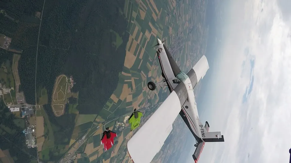 Springer im Wingsuit neben dem Absetzflugzeug