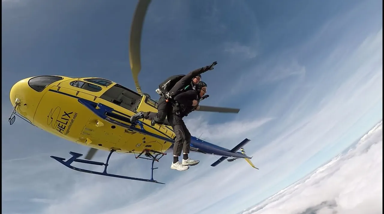Tandem-Absprung aus dem Helikopter