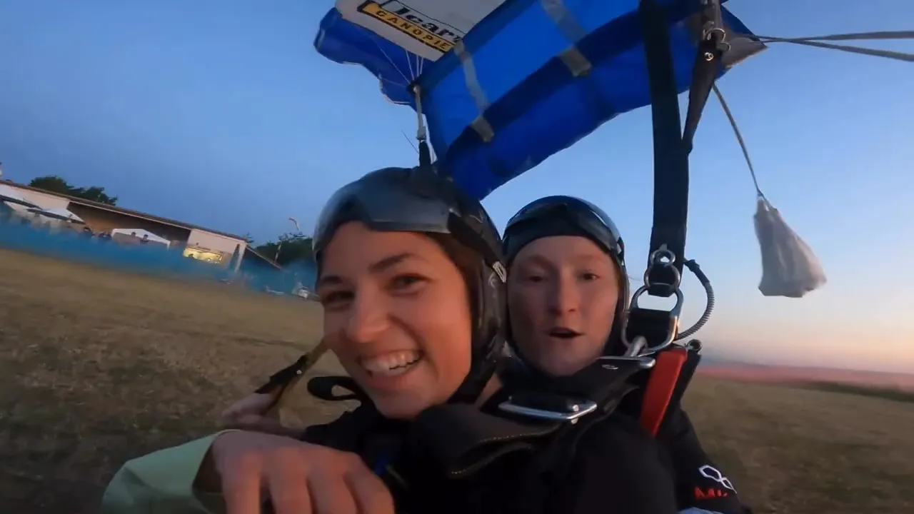 Standbild aus einem Handcam-Video: zwei strahlende Springerinnen am Schirm