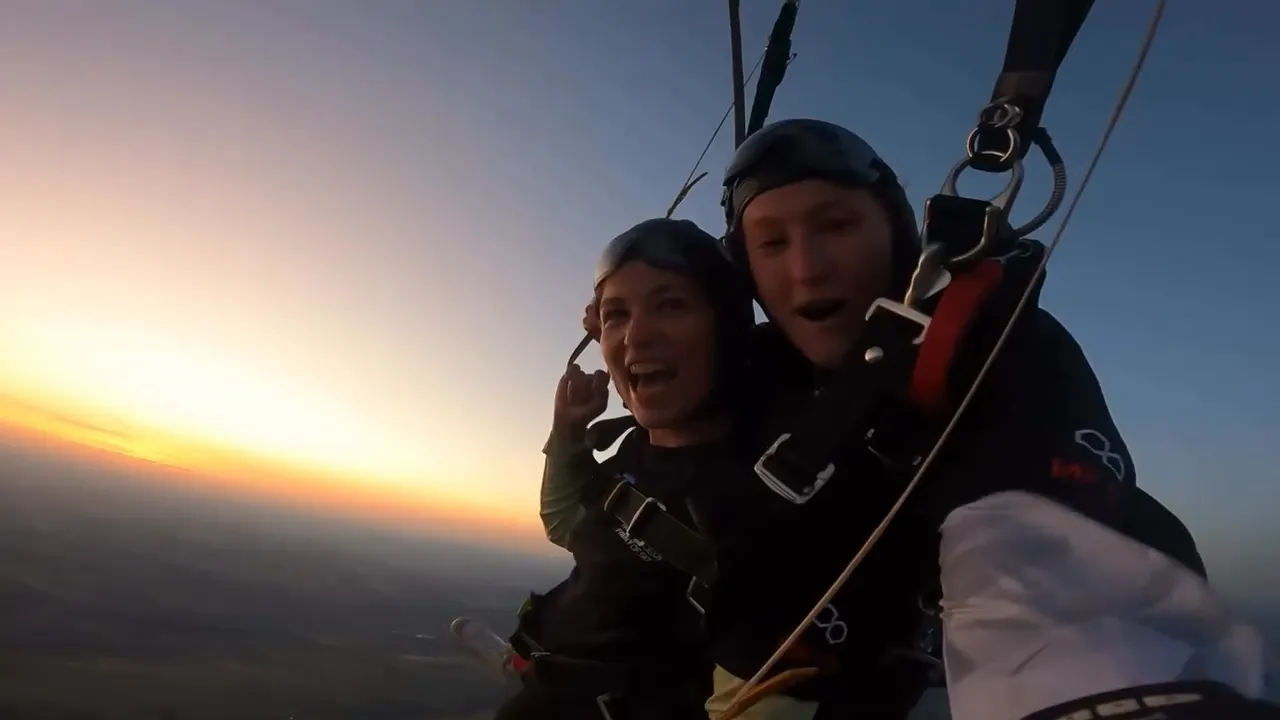 Tandem am offenen Schirm vor dem Sonnenuntergang