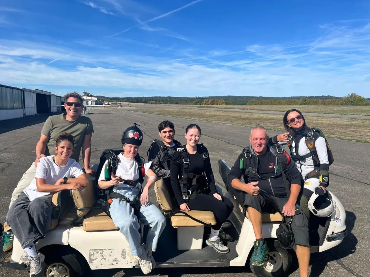 Das Team von Family of Sky am Flugplatz